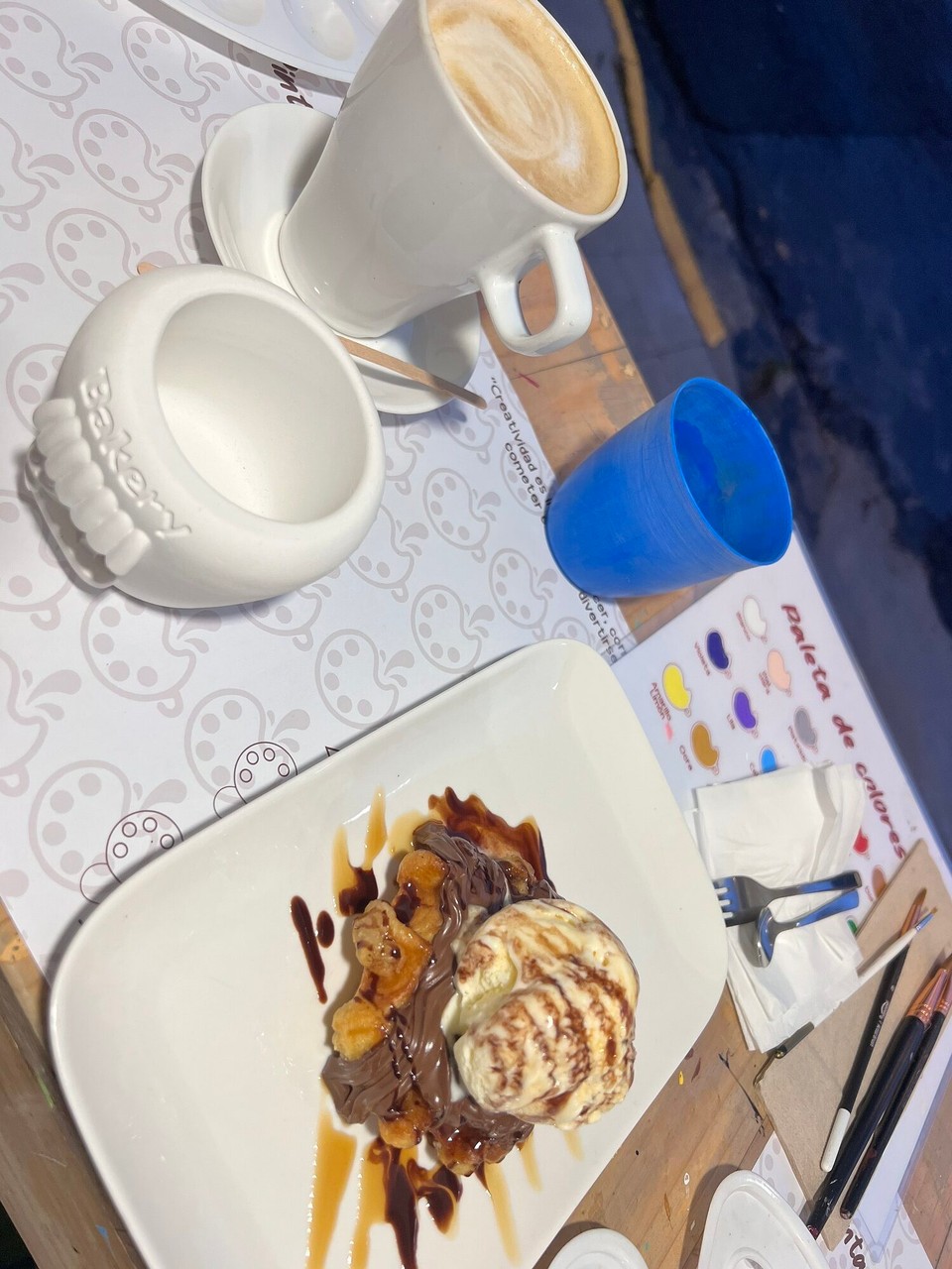 Costa Rica - San José - Am nöchste Tag bini denn mit ihre nomol ih das Pintacafe. Han am schluss aber nit das ufem Tisch gmalt sondern es Hündli für mini Gastmuetter und han‘s glich agmalt wie d‘Mohana, ihre Hund. Das gibi ihre denn als Abschlussgschenk wenni wider abreise