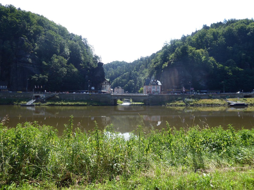 Tschechien - Ústí nad Labem - Es kommen jetzt auch ein paar mehr andere Zuflüsse. Das Ufer öffnet sich, zack, neues Wasser.
