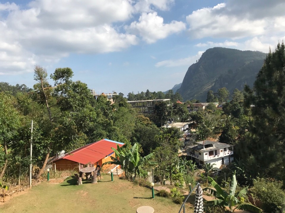 Sri Lanka -  - Aussicht vom Hotelzimmer mit Blick auf den Ella Rock ⛰ (der Berg rechts)
