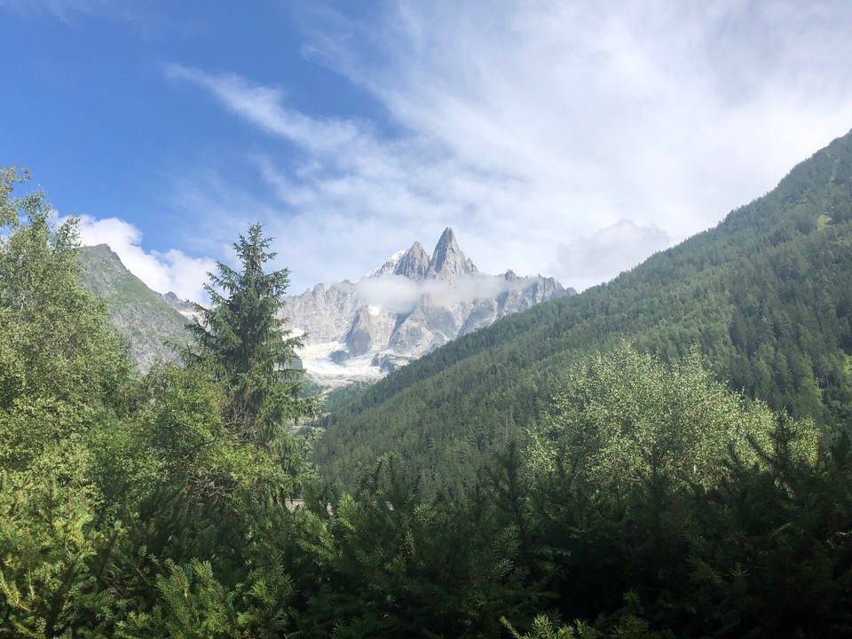 Frankreich - Chamonix - Unser Ausblick vom Wohnmobil aus begeistert! Wir sind einfach beeindruckt wie die schroffen Felsen in die Wolken racken! Jede Minute sieht es anders aus. 