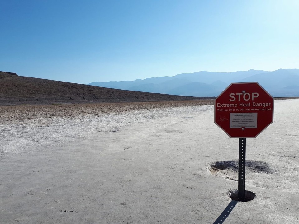 USA - Panamint Springs - Auf dem Stoppschild wird gewarnt, dass man nach 10:00h morgens nicht mehr wandern gehen soll.....wer kommt denn bei der Hitze auf so eine Idee....