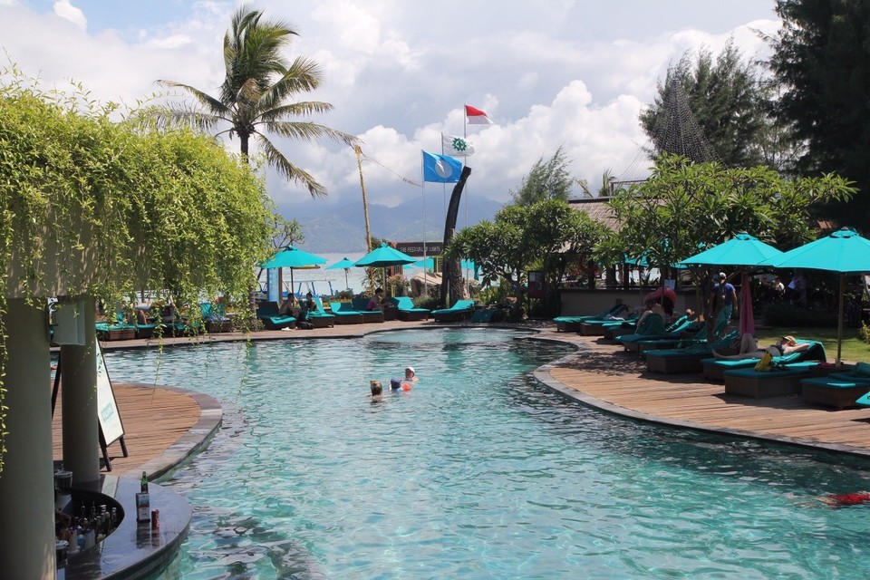 Indonesien - Lombok - Swimmingpool zum Meer einfach Cool