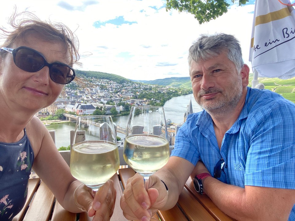 Deutschland - Bernkastel-Kues - Kleine Rast während des Aufstiegs zur Burgruine Landshut