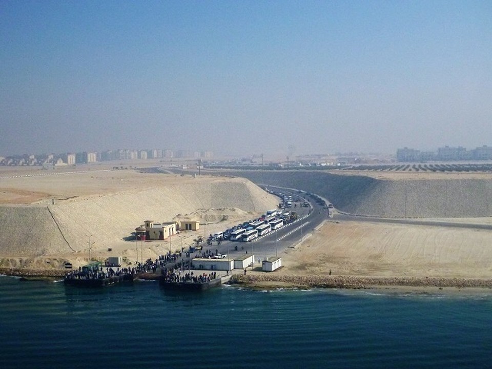 Ägypten -  - Bei Ismailia warten die Menschen auf die Fähre