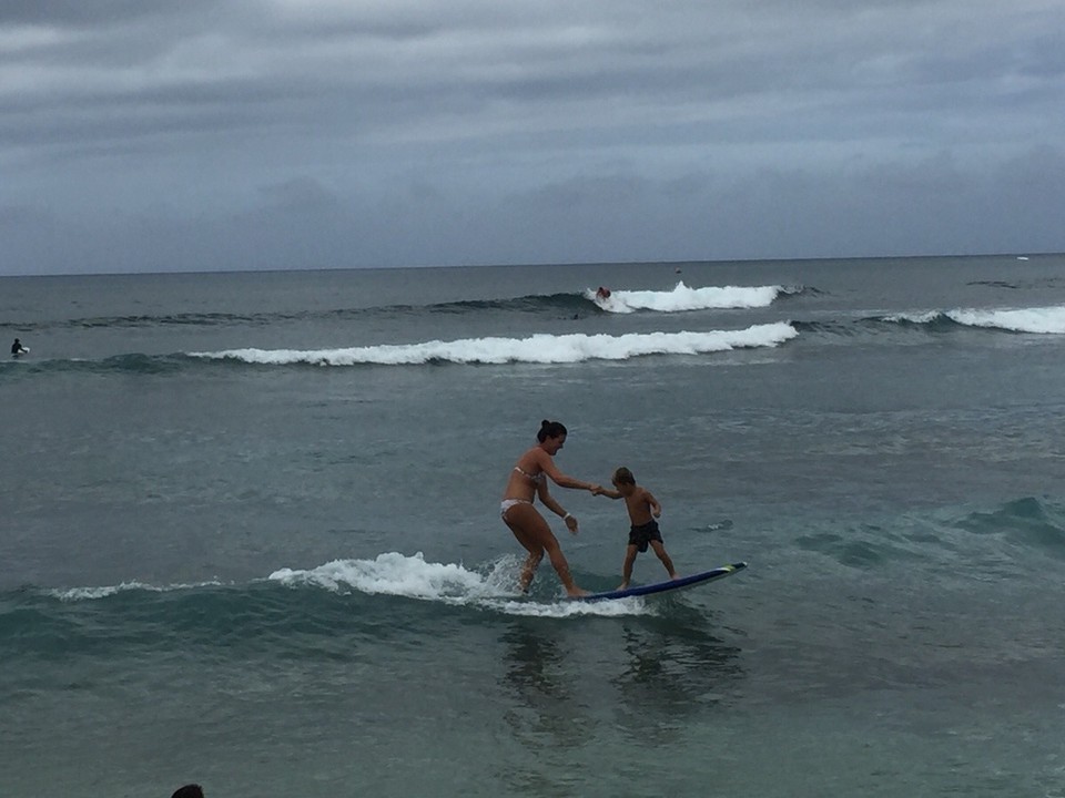 Vereinigte Staaten - Hauula - Mutter mit 4 jährigem Kind auf dem Surfbrett 