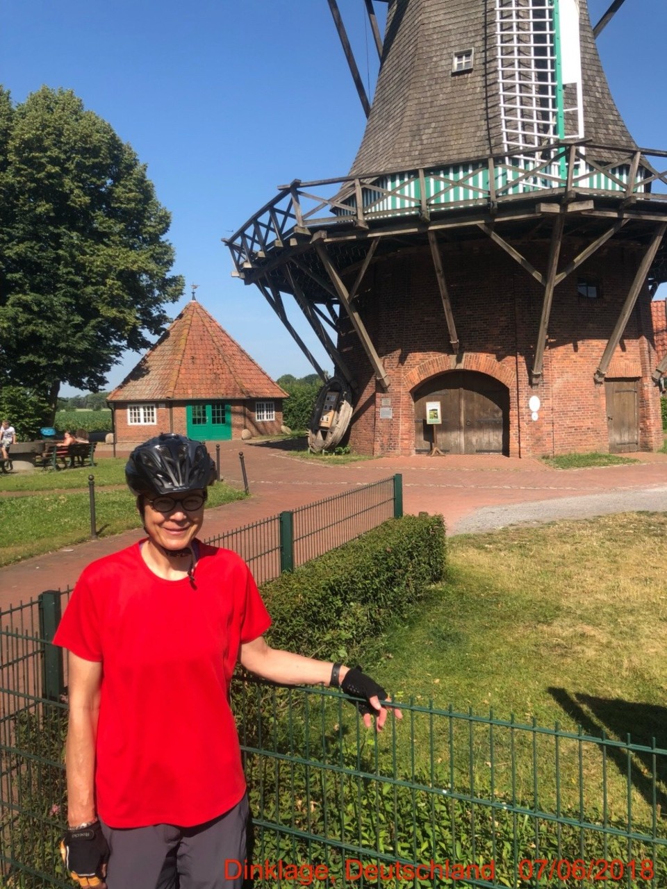 Deutschland - Wildeshausen - Die Mühle von nahem mit Frau