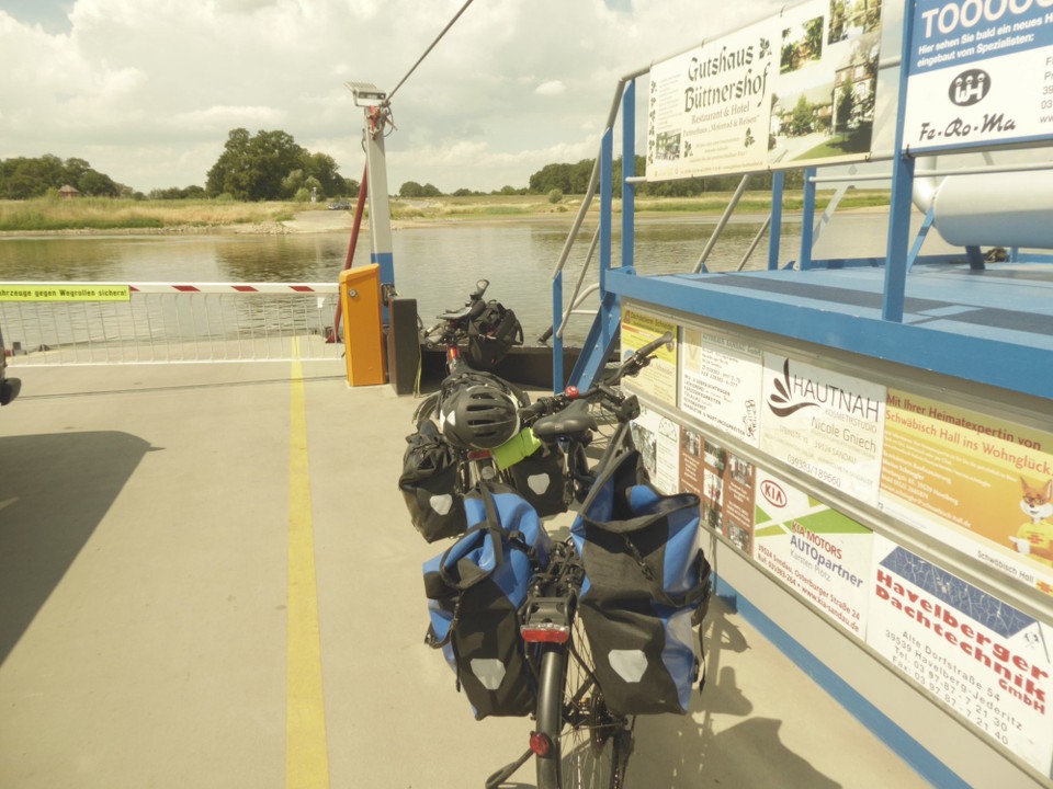 Deutschland - Tangermünde - Fast vergessen: Ich ca. 65km, Stefan 12 bis 15 mehr wegen Anfahrt. Er ohne e 💪. Ungefähr 31 Grad, aber bewölkt und wenn, dann Rückenwind. Ging prima.