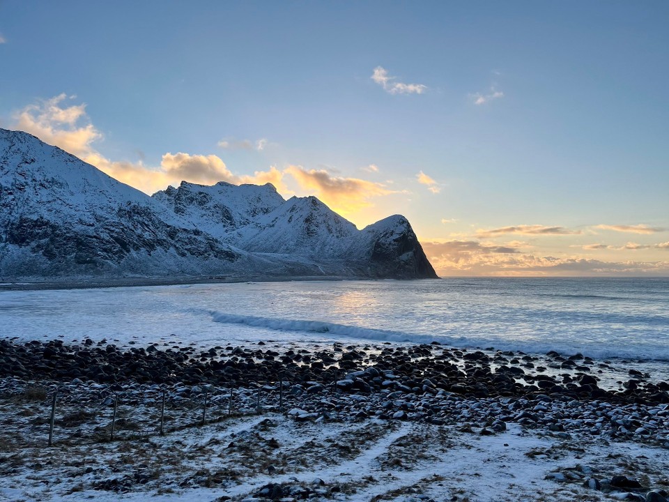 Norwegen - Bøstad - … und sie sind am surfen! Beeindruckend! 
Wir beobachten die Surfer mit viel Respekt und noch viel mehr Staunen. Die müssen wissen, was sie tun, wenn sie hier die Wellen reiten….