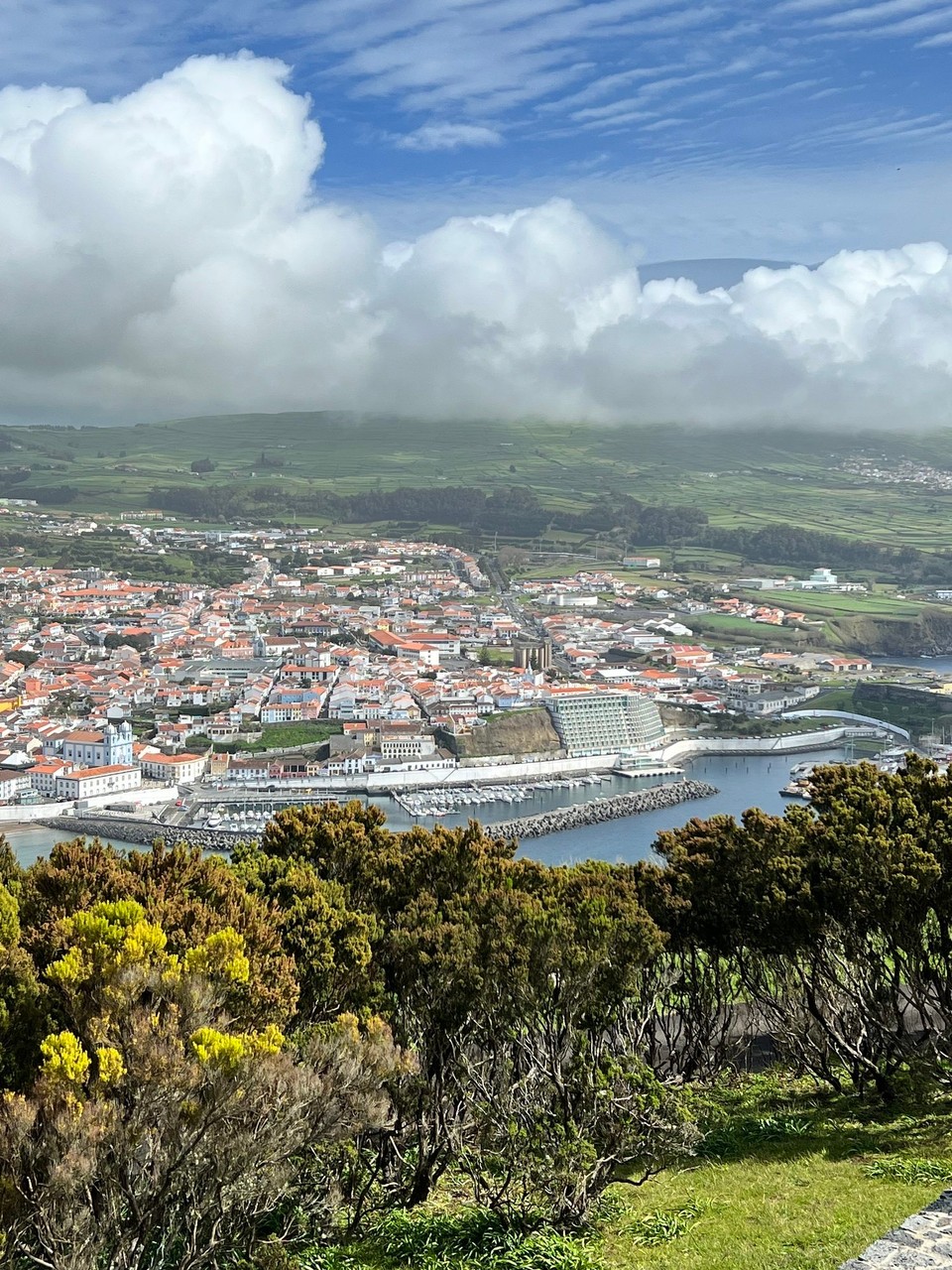 Portugal - Praia da Vitória - Andere Seite von Angra, mit hässlichem Hotel, das mittlerweile auch leer steht 