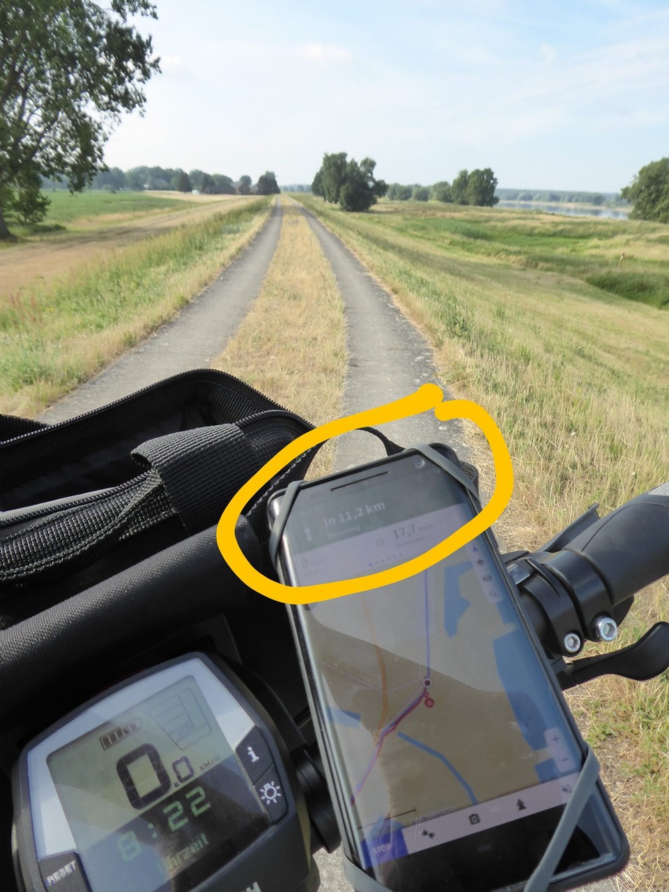 Deutschland - Havelberg - Und dann ging es los. Stundenlang auf den Deichen. Immer ein wenig bedeckt und kein Wind oder von hinten bzw seitlich. Es lief perfekt, ich bin regelrecht dahingrast.