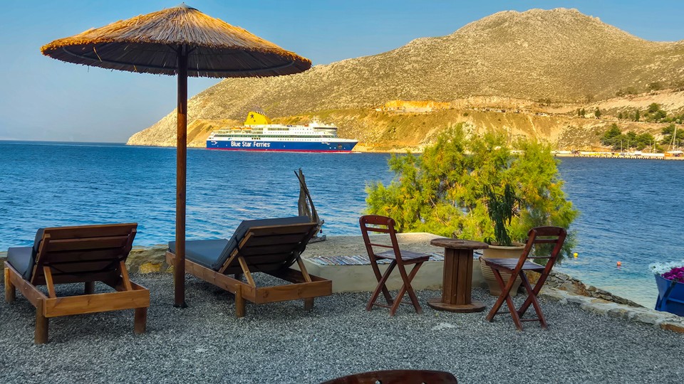 Griechenland - Symi - Könnte der nächste Lieblingsplatz werden. Nicht im Bild der Kiosk im Fels nebst Bedienung.