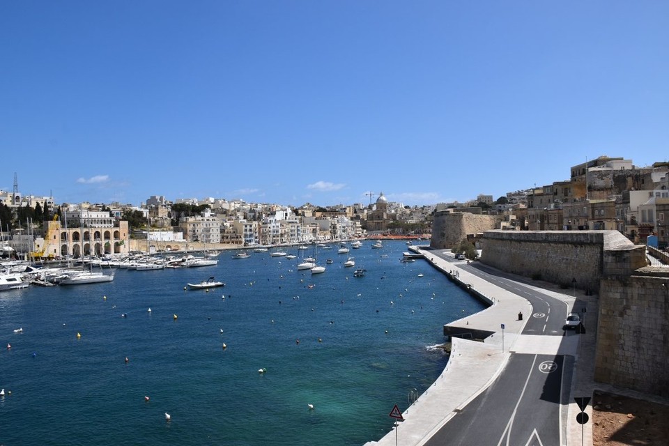 Malta - Rabat - Der Hafen ist voll von kleinen Booten bis zur riesigen Luxusjacht.