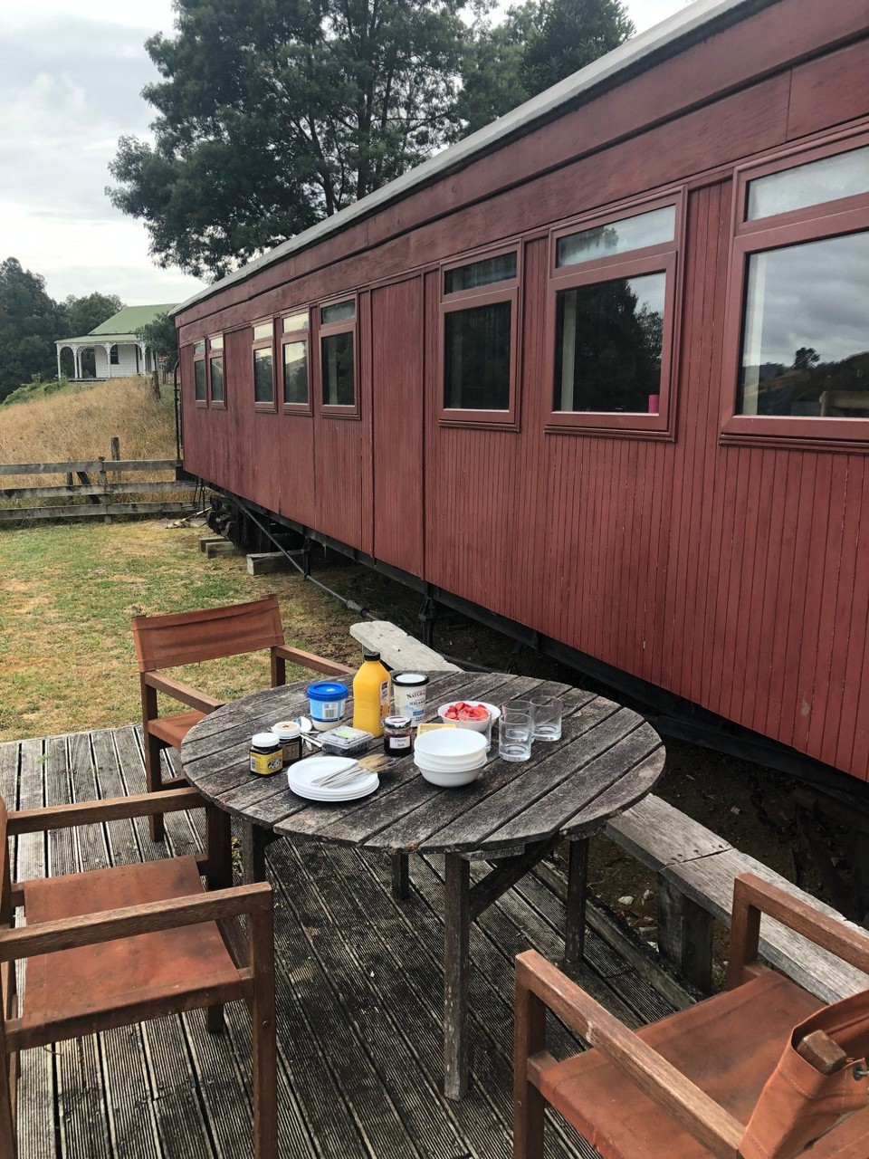 Neuseeland - Cooks Beach - Zmorge vor dem Bahnwagen