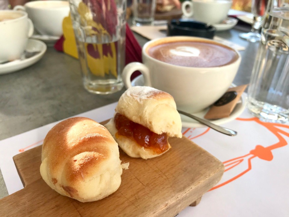 Serbien - Belgrad - Mini-Croissant | Kaffee
