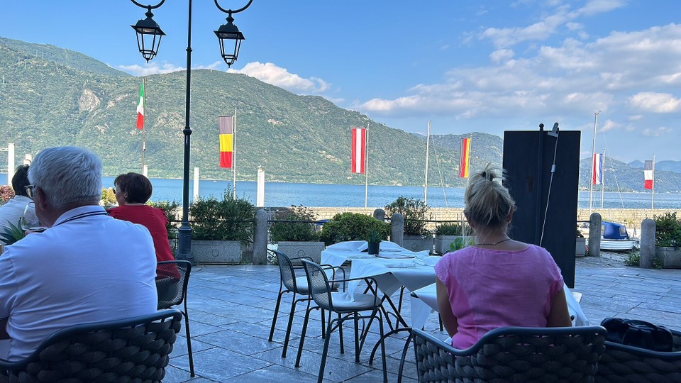 Italien - Cannobio - Abends noch Essen an der Promenade, ein Eis und zurück zum Platz.