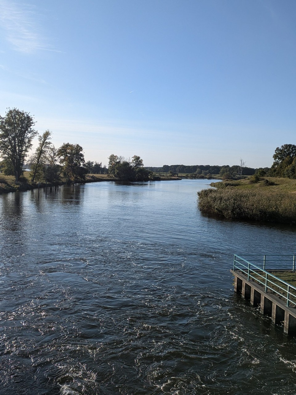 Deutschland - Havelberg - Und dann kam der Augenblick: Wir wechseln von Elbe auf Havel. Dies ist die Havel, die ganz da hinten in die Elbe fließt.