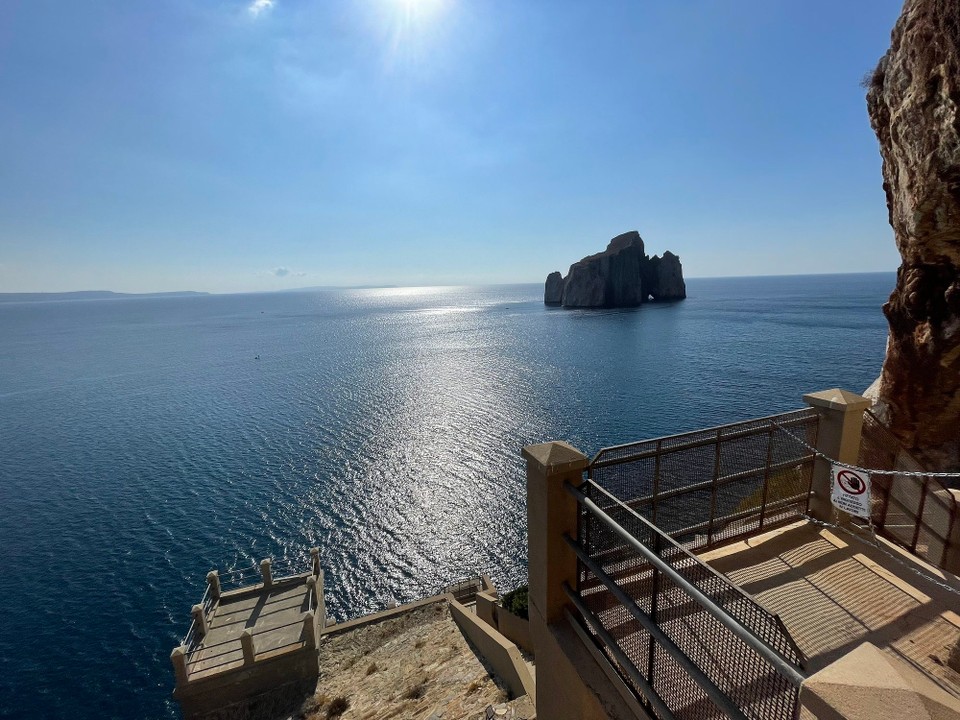 Italien - Buggerru - Blick raus aus dem Hafen im Berg 