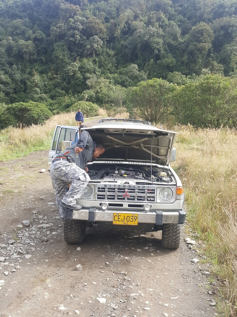 Kolumbien - Manizales - Während den 2 1/2 h aufwärts passiert es dann. Einer der Jeeps kann oder besser will nicht mehr.