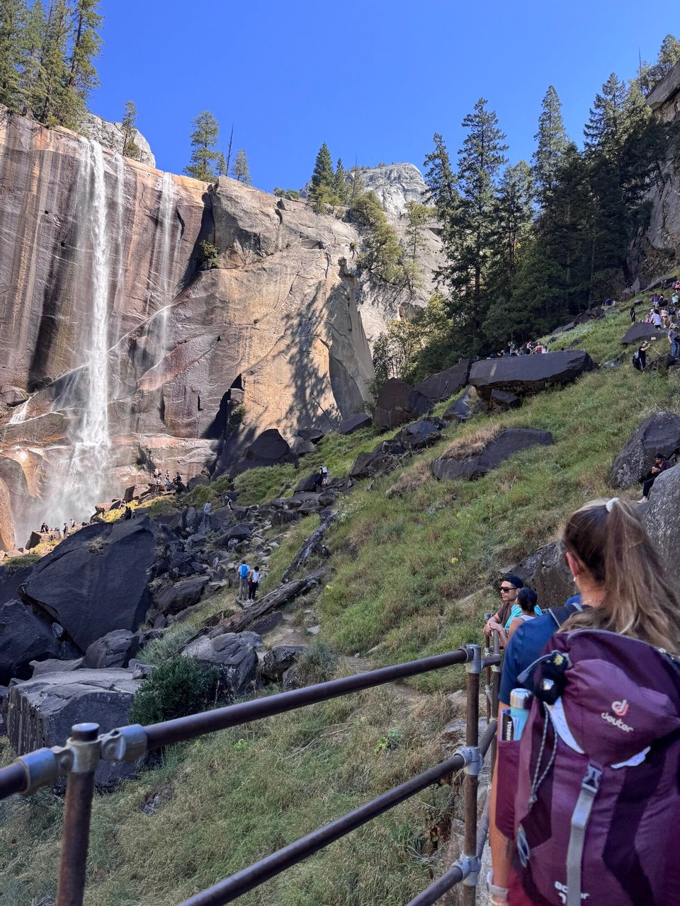 Vereinigte Staaten - Yosemite National Park - Für zum Wasserfall ufe (det hets no eine gha) esch es denn no zimlich sträng worde. Es esch en steili Stäge gsi, wo fasch keis Änd gno hed.🙈😂