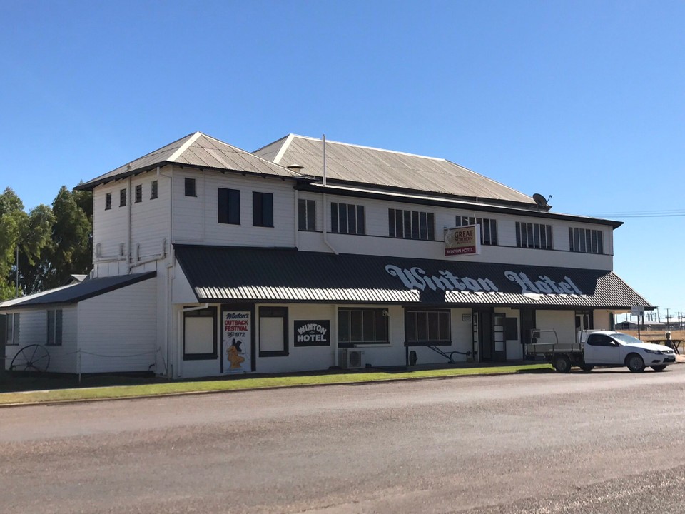 Australia - Winton - Winton Hotel.. quick stop