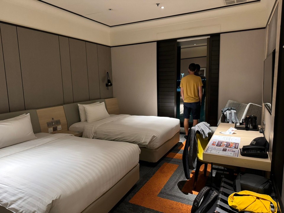 Indonesien - Kabupaten Langkat - Super Hotelzimmer mit direktr Ussicht ufa Flughafa. Zum Glück hets wiedr mol as bequems Bett ka, suss wär glaub öper dia ganz Nacht so dötgstanda.😜