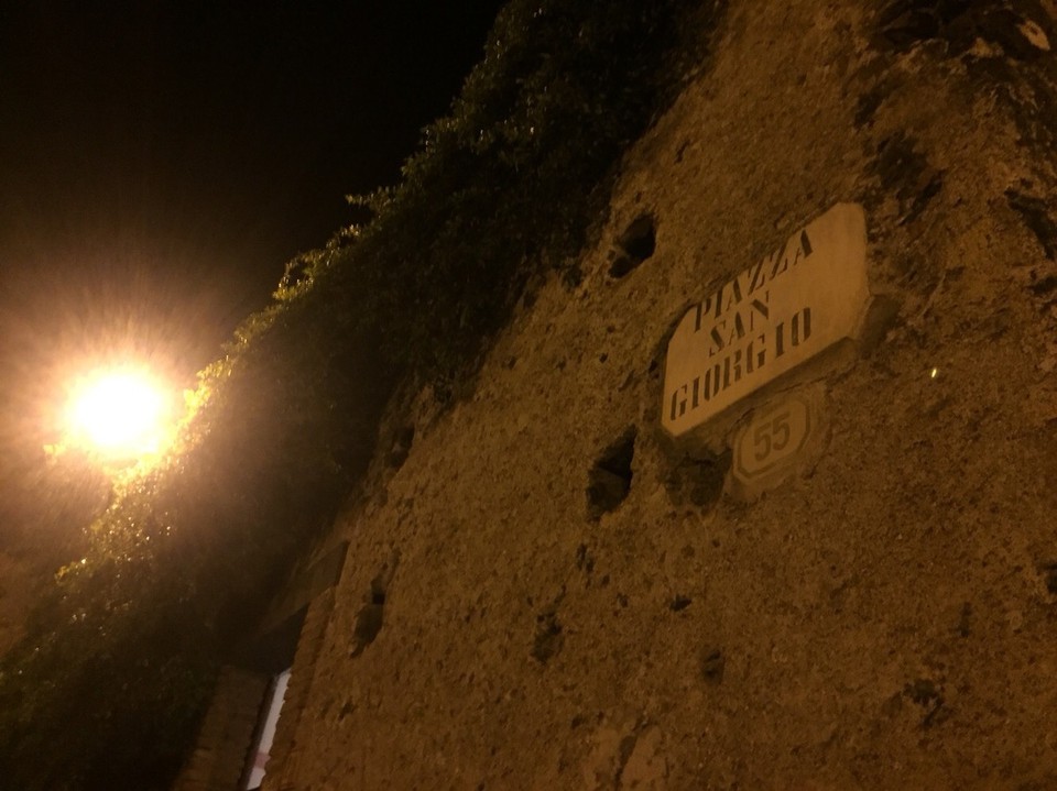 Italien - Ätna - Steinmauern auf dem Weg zur kulinarischen Belohnung