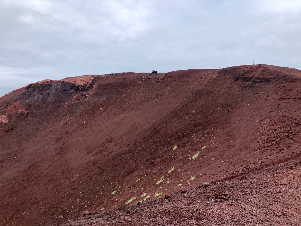 Island - Vestmannaeyjar - Nun geht es immer weiter am Kraterrand entlang… Wir fühlen die ganze Zeit, ob die Erde unter unseren Füssen warm ist. Das haben wir von „Willi wills wissen“ erfahren. 