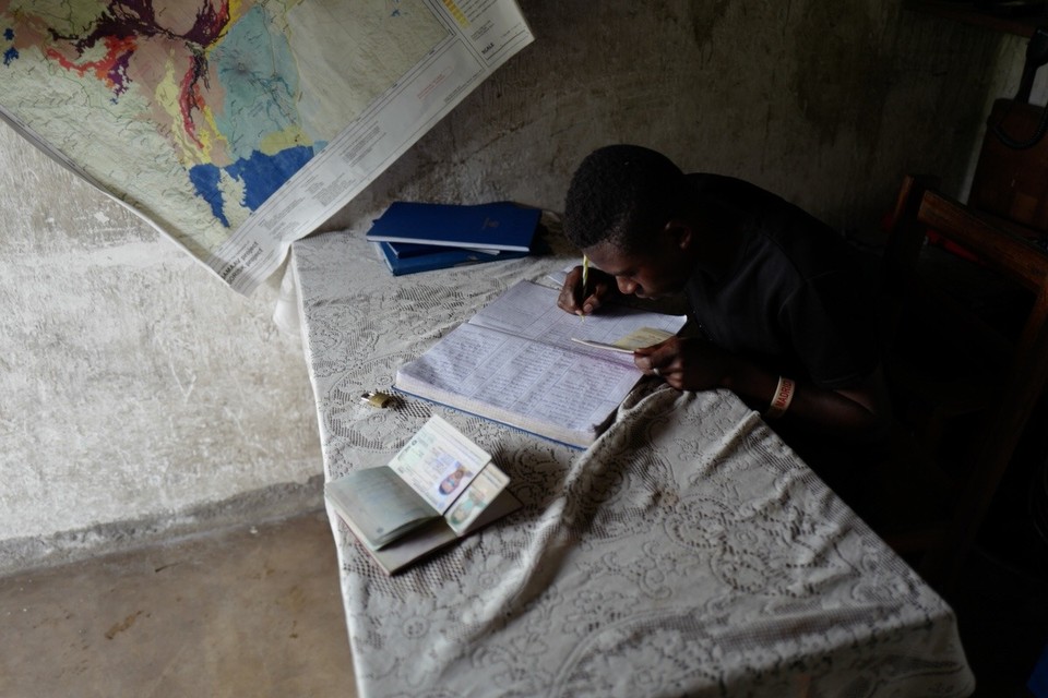 Democratic Republic of the Congo -  - Aber erstmal müssen wir uns registrieren. Die schief hängende Karte stört hier keinen. Immerhin hängt irgendetwas an der Wand.