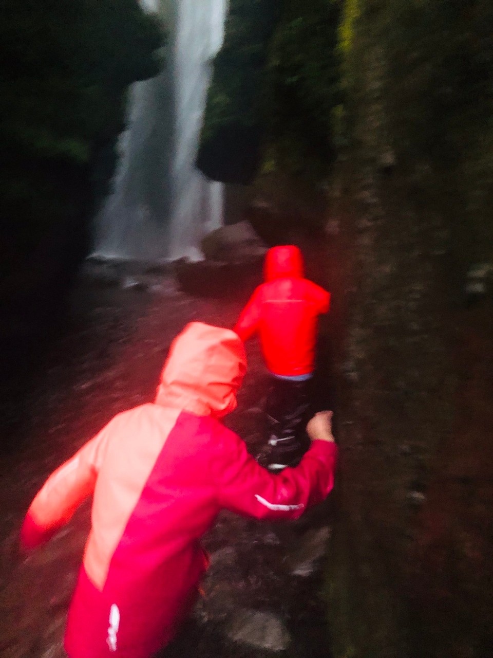 Island - Rangárþing eystra - Hier befinden wir uns in der kurzen, begehbaren Schlucht zum Wasserfall Gljúfrabúi… Begehbar ist relativ. Man muss halt von einem Stein auf den nächsten hüpfen.🤣