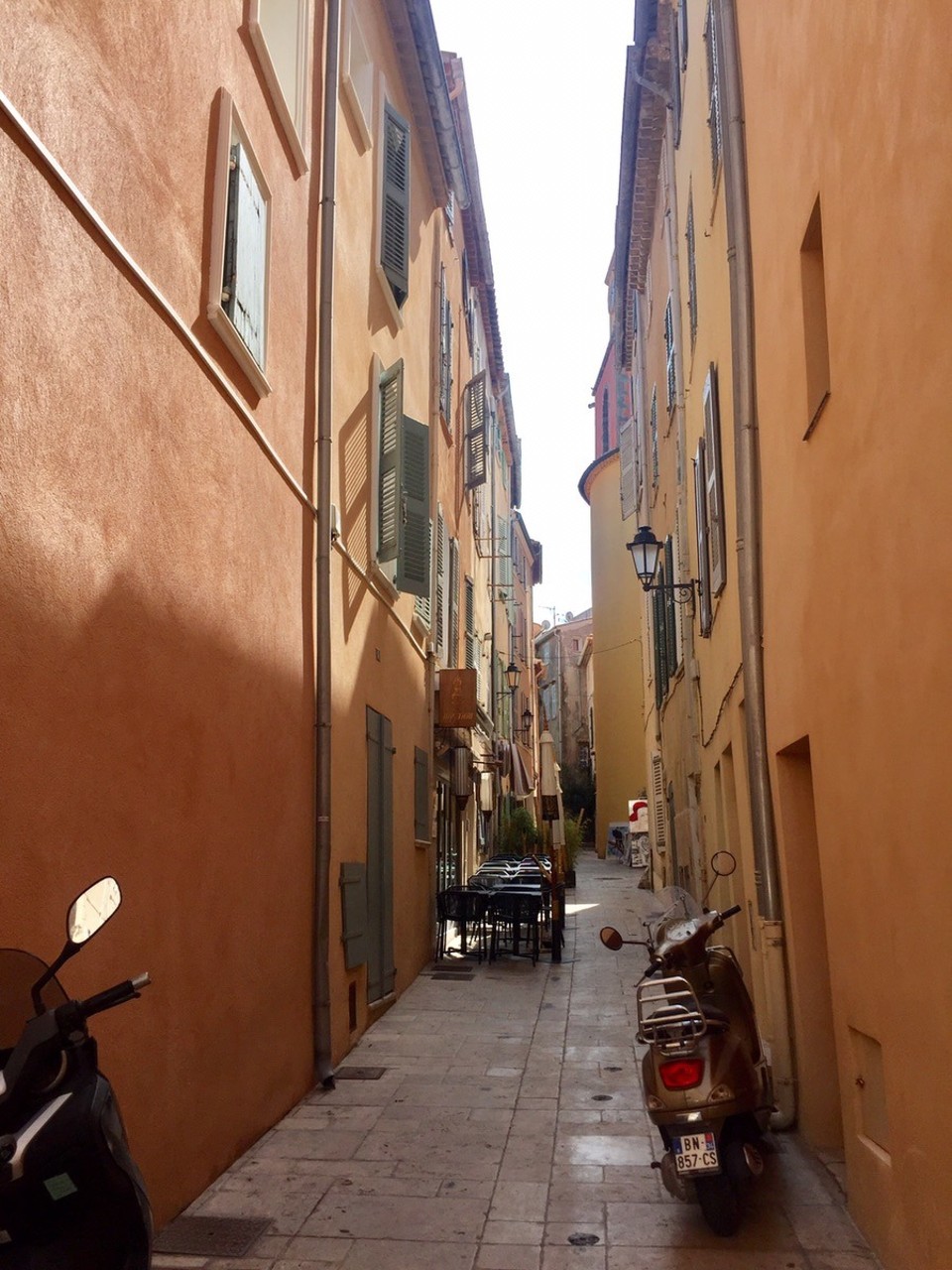 Frankreich - Saint-Tropez - Enge Gassen am Berg von Tropez...hier ist alles wie es einmal war.
