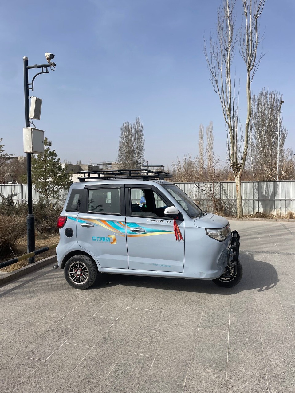 China - Jiuquan - Iconic! so vill fahred mit dene Drüüräder umenand