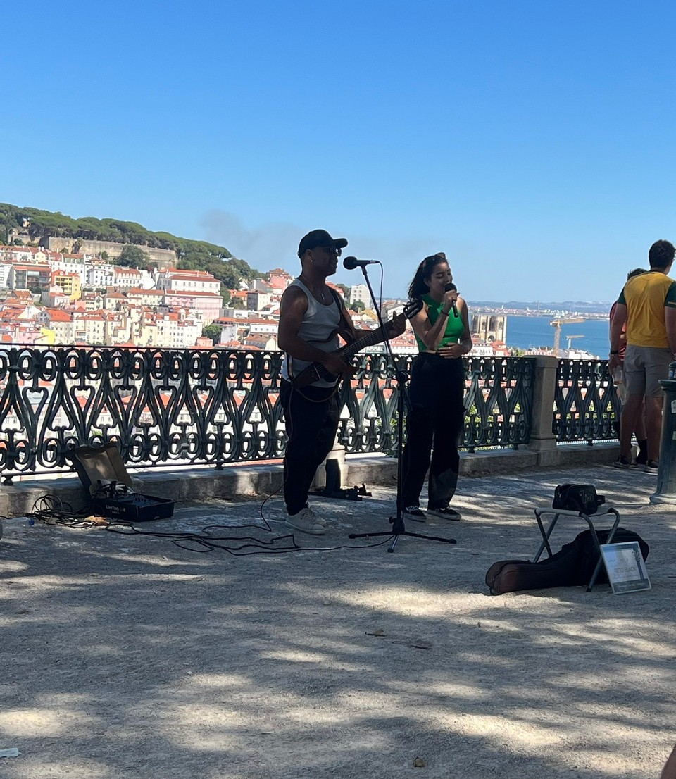 Portugal - Lissabon - Und wieder ein bisschen mehr verliebt… Livemusik, Sonne und ein grandioser Ausblick. 