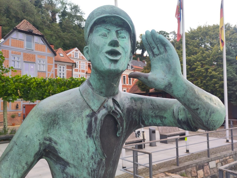 Deutschland - Lenzen (Elbe) - Wir verkünden sehr stolz: 105, 3 km mit Gegenwind und Panne. Aber eins nach dem anderen. Gestern kamen wir ja im Dunkeln ins Hotel und....