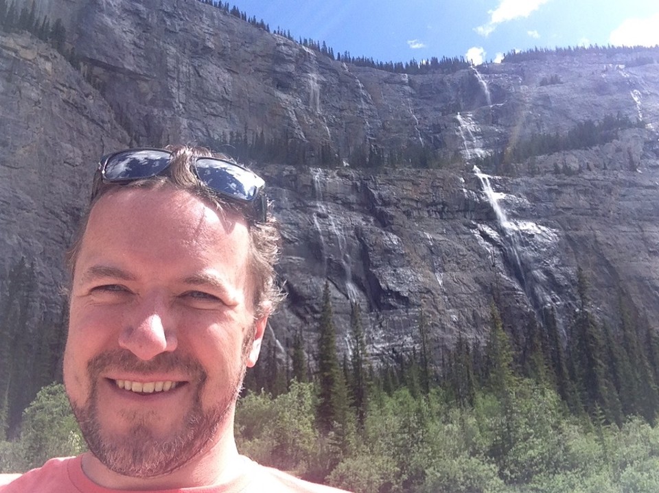 Canada - Athabasca Glacier to Lake Louise - Lachen voor de camera bij de weeping wall!