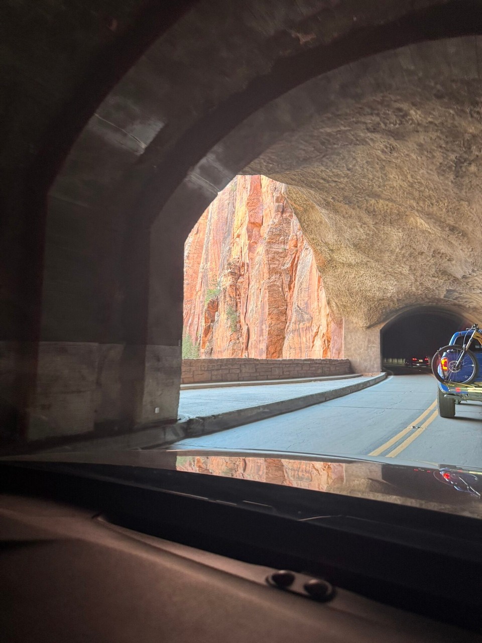 Vereinigte Staaten - Bryce Canyon - Mier sind höt witer gfahre vom Zion Nationalpark zum Bryce Canyon Nationalpark. S‘Highlight uf de fahrt esch de Bryce Dors Tunnel gsi. Das esch en 29km langi Panoramastrass. Es esch ihdrücklich gsi, wie sich die Landschafte veränderet innert dere chorze Distantz (Zion ➡️ Bryce Canyon = ca. 145km).☺️