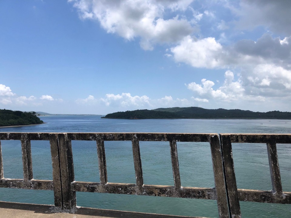 Brasilien - Valença - Brùcke über den Fluss aufs Festland Richtung Süden 