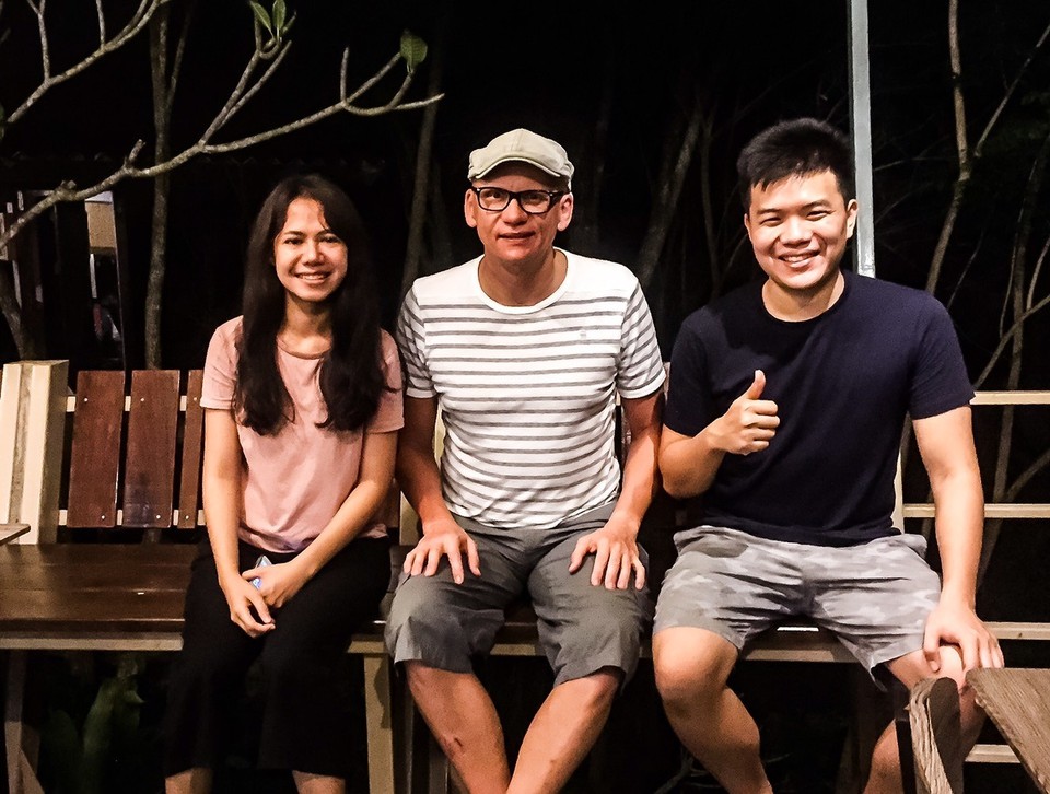  - Lamae - Meine Gastgeber Lumhab und Petipong nach Abendessen mit Familienanschluss. Immer wieder ein Knaller für alle Beteiligten, wenn ich versuche, meine paar Wörter Thai richtig auszusprechen...