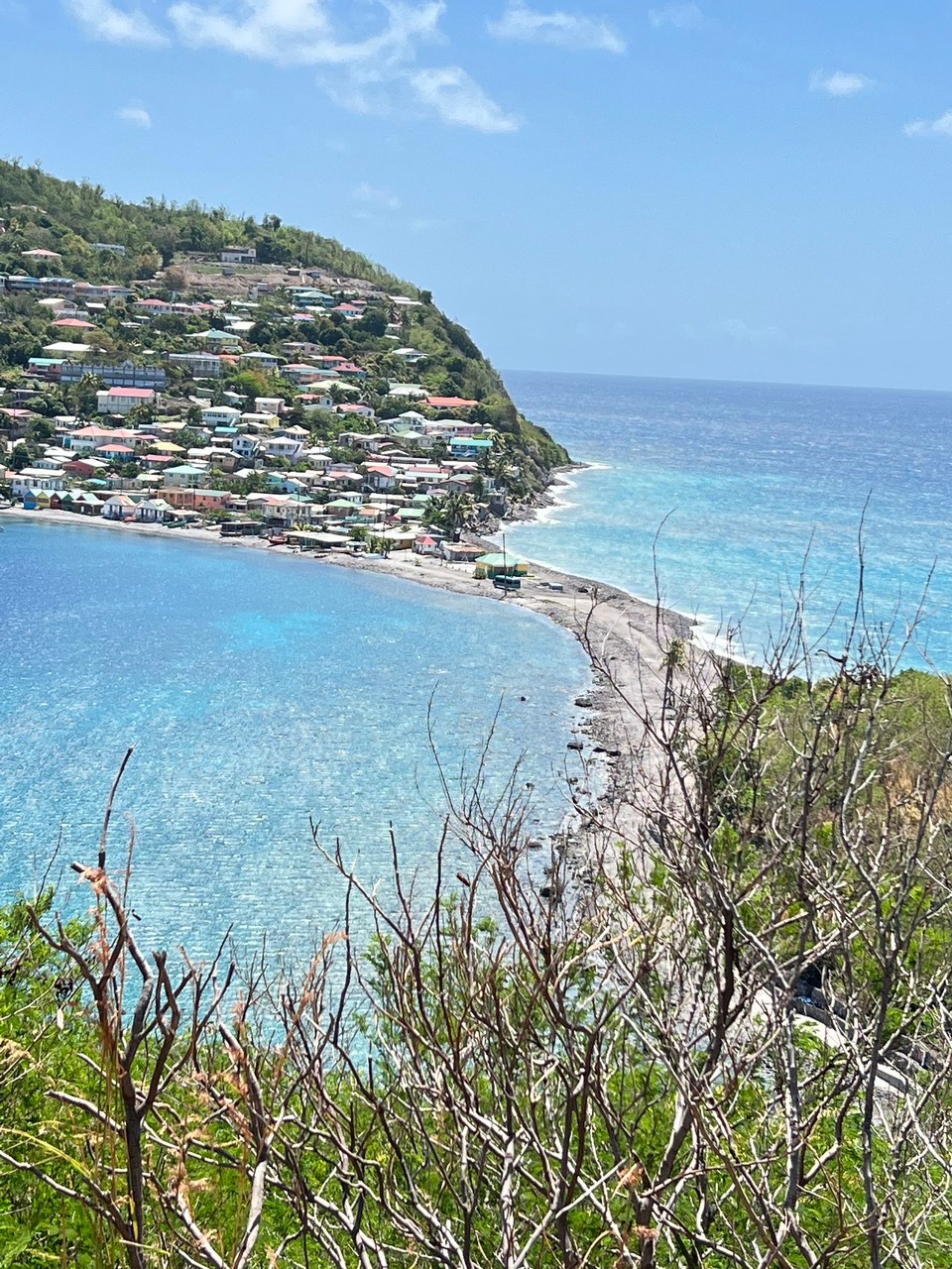 Dominica -  - links ist das karibische Meer, rechts der Atlantik 