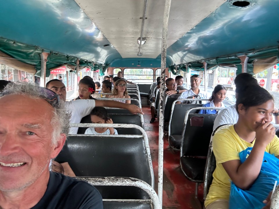 Fidschi - Nadi - Dann für 1,50 mit abenteuerlichem Bus an den Newtown Beach
