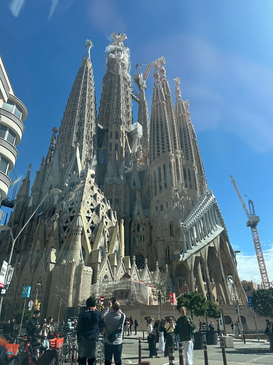 Spanien - Barcelona - Kurzer Blick auf den Baufortschritt. Viel zu voll zum Aussteigen. 