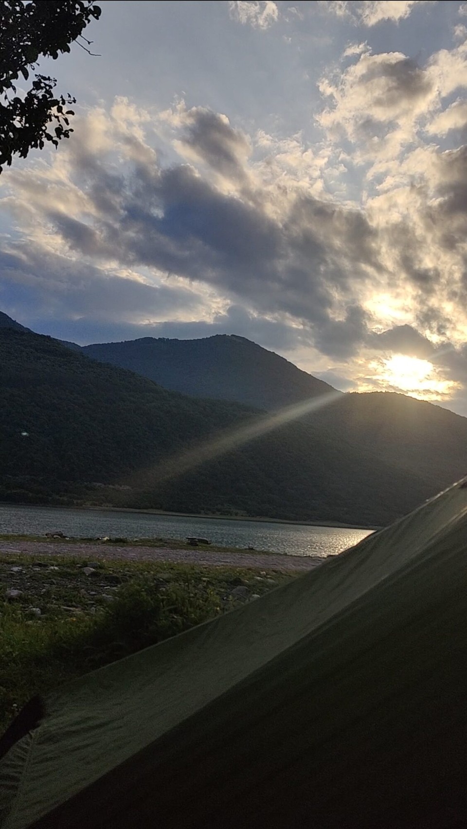 Georgien - Gergeti - Morgens das Lager am Stausee