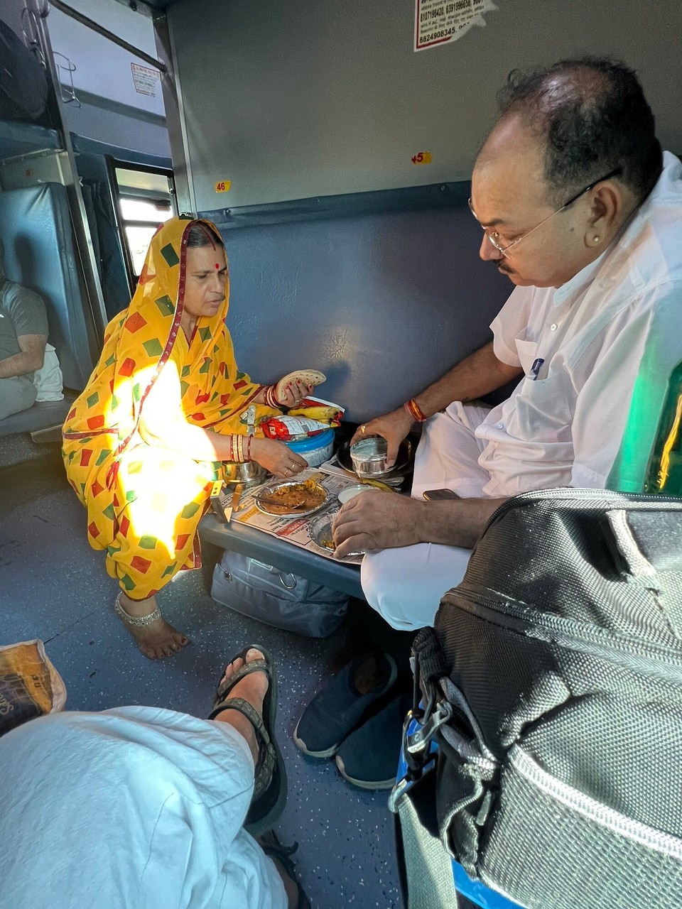 Indien - Jodhpur - Picknick im Zug auf der Nachbarbank 