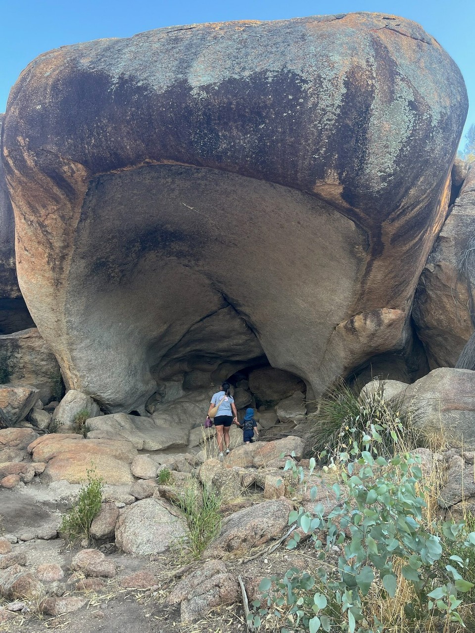 Australien - Hyden - Dann gab es noch eine kleine Wanderung zum Hippies Yawn, eine Höhle in Nilpferdform, die Elias ausgiebig erkundigt hat.