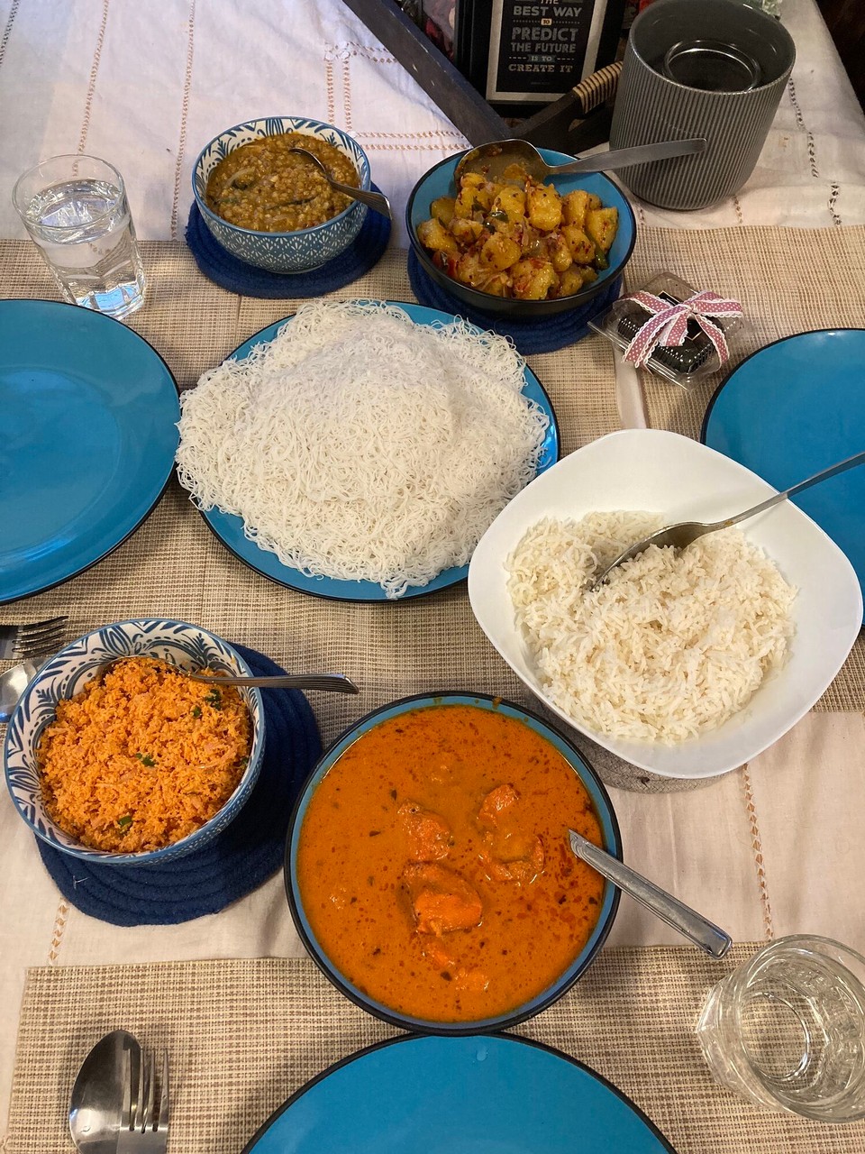 Malaysia - Jelutong - Denn zum Abendessen bin ich bei Yasmin und Shazaan für ein typisches Essen von Sri Lanka eingeladen - es gibt Kartoffeln, Linsen, etwas Nudelähnliches, Reis, Kokossambal und Hühnchen - so gut! 🤤