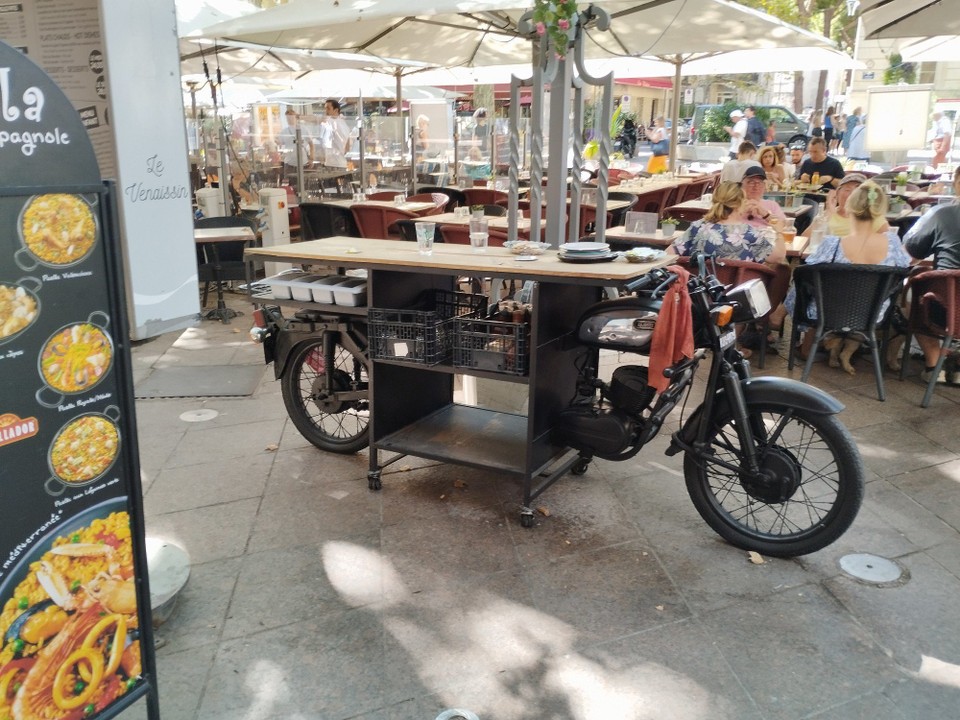 Frankreich - Avignon - Ein umgebautes Moped, als Arbeitstisch für das Servicepersonal👍👍👍