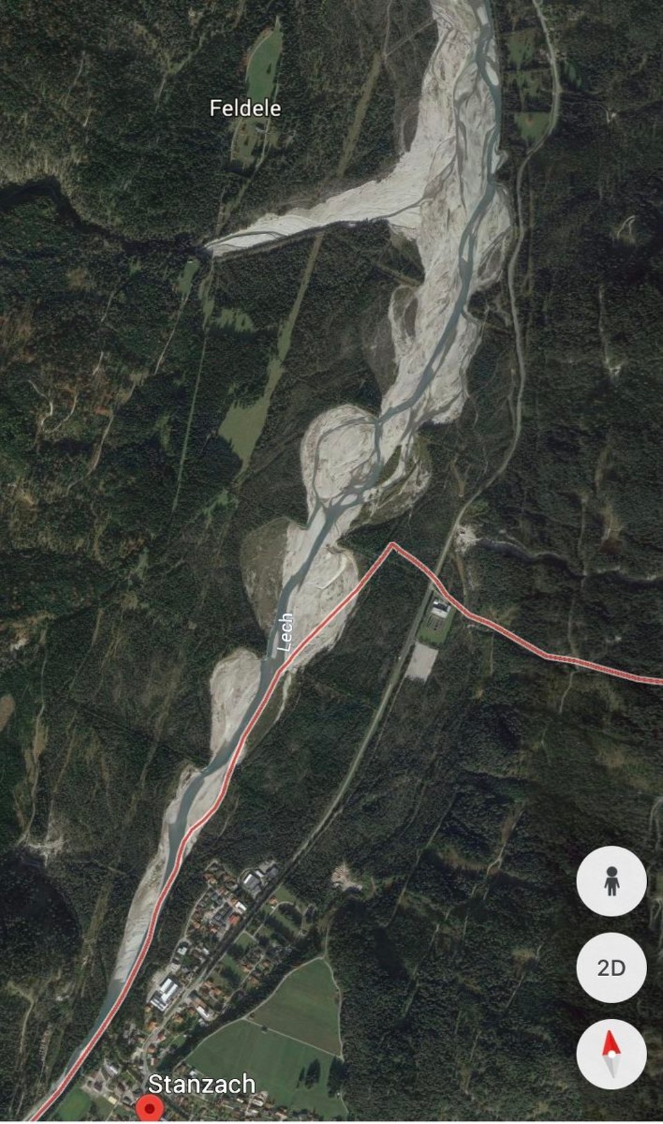 Österreich - Weißenbach am Lech - Von oben ist der Zopf tatsächlich erkennbar. 

Aus der Ebene heraus sieht man eher Kies und die Wasserspuren mit allerlei Treibholz. 