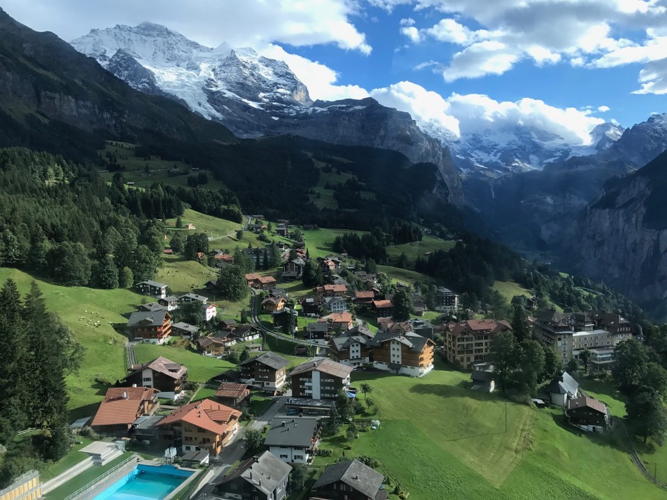 - Schweiz, Wengen - Wengen aus der Gondel vom Männlichen